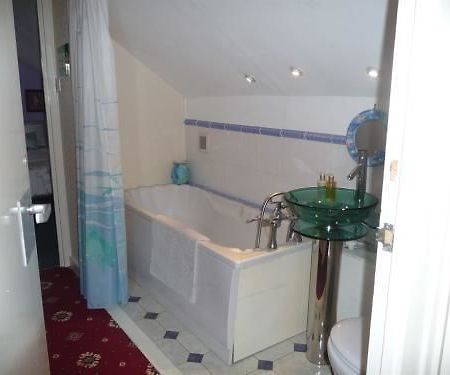 Linchens Bed And Breakfast Felbridge المظهر الخارجي الصورة